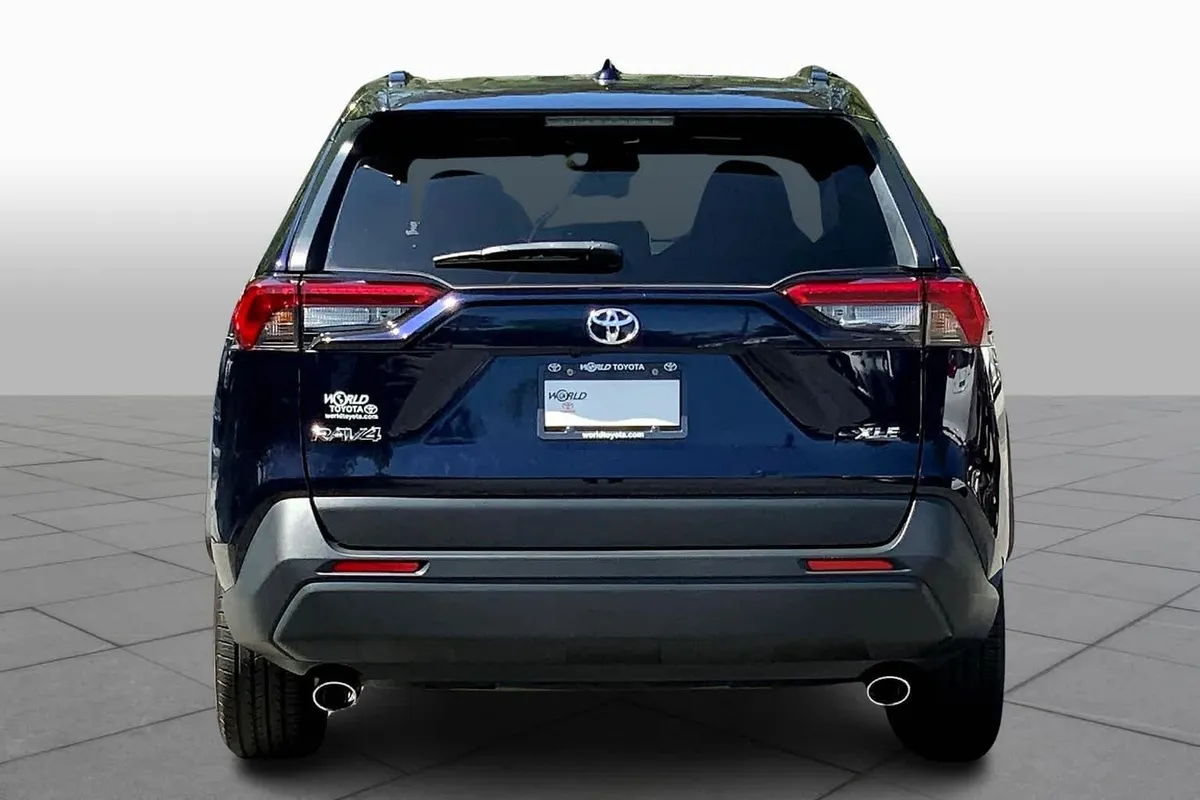 2019 Toyota RAV4 XLE thumbnail 4