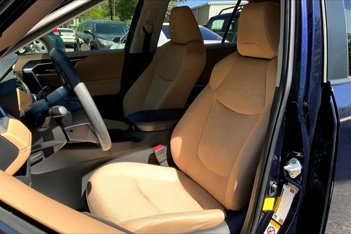 2019 Toyota RAV4 XLE thumbnail 5