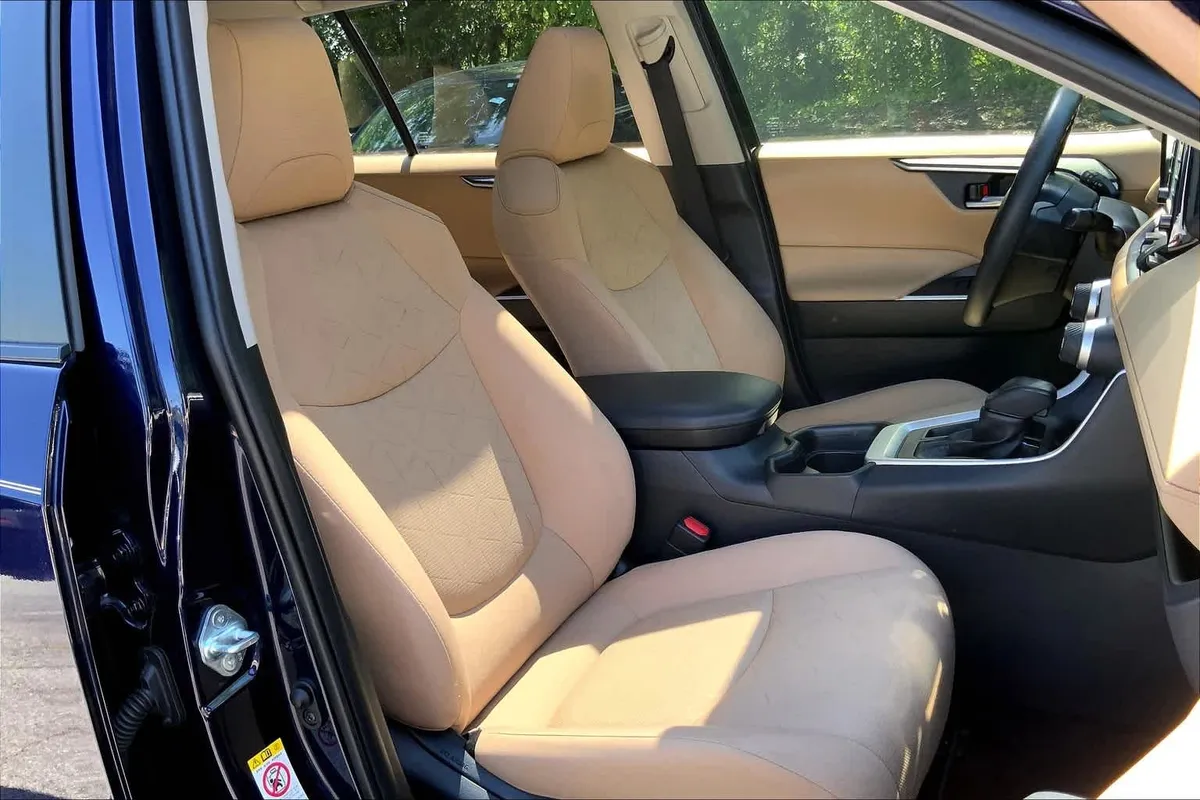 2019 Toyota RAV4 XLE thumbnail 6