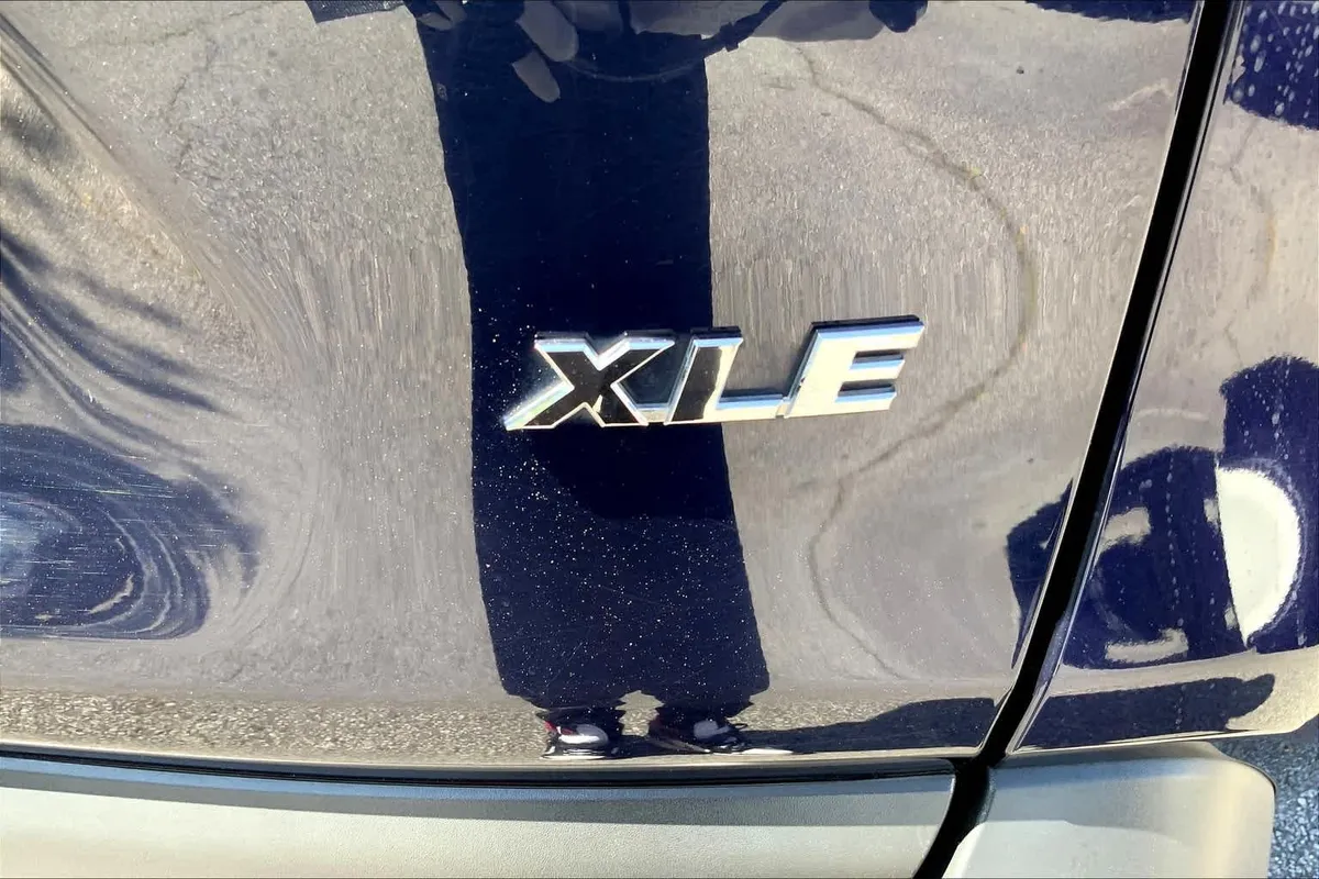 2019 Toyota RAV4 XLE thumbnail 7