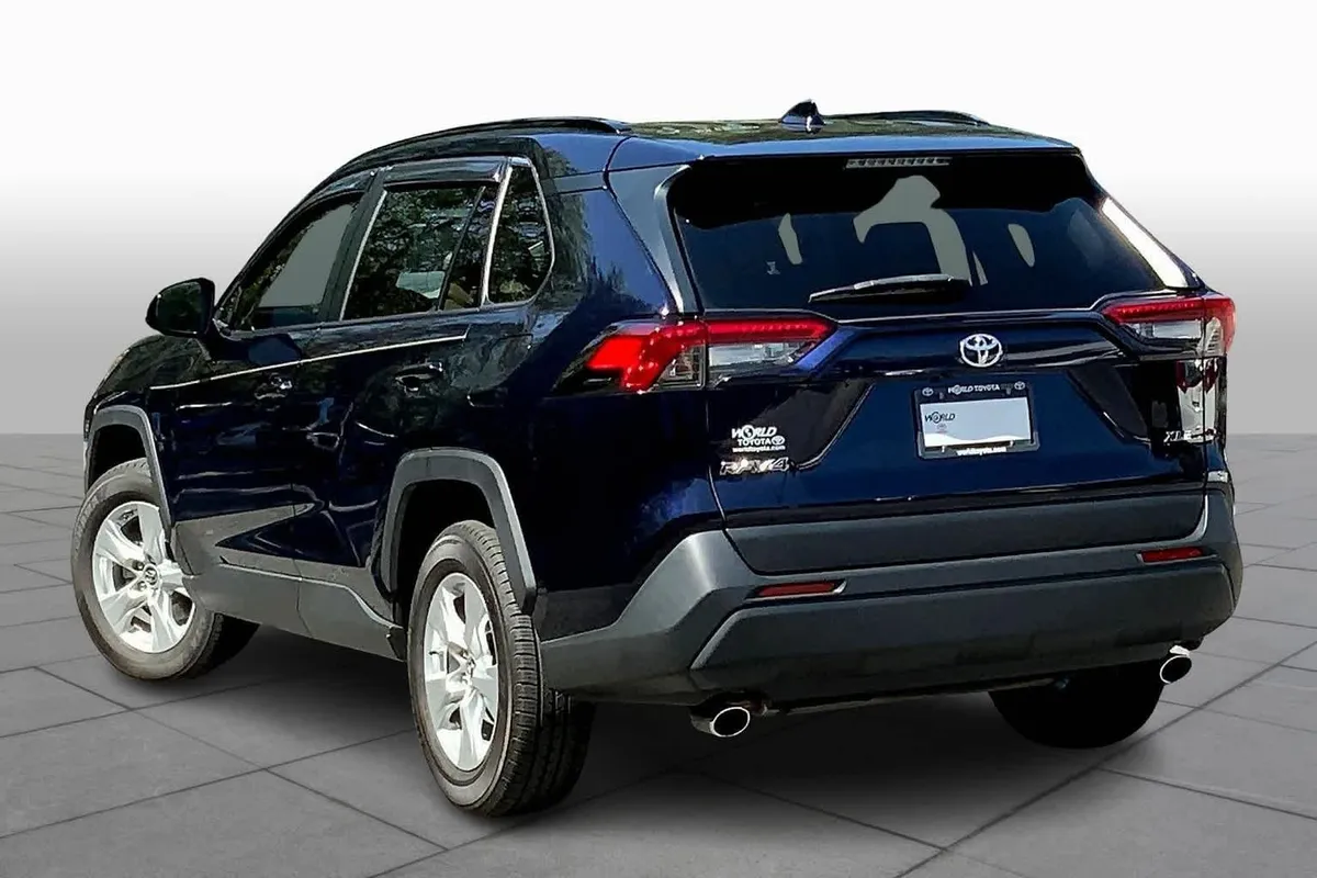 2019 Toyota RAV4 XLE thumbnail 9