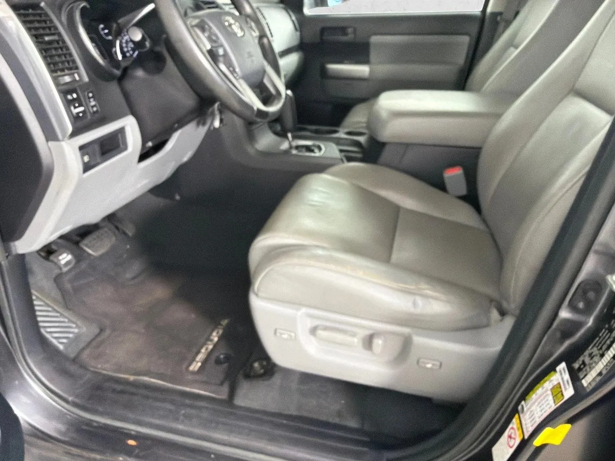 2019 Toyota Sequoia SR5 thumbnail 11