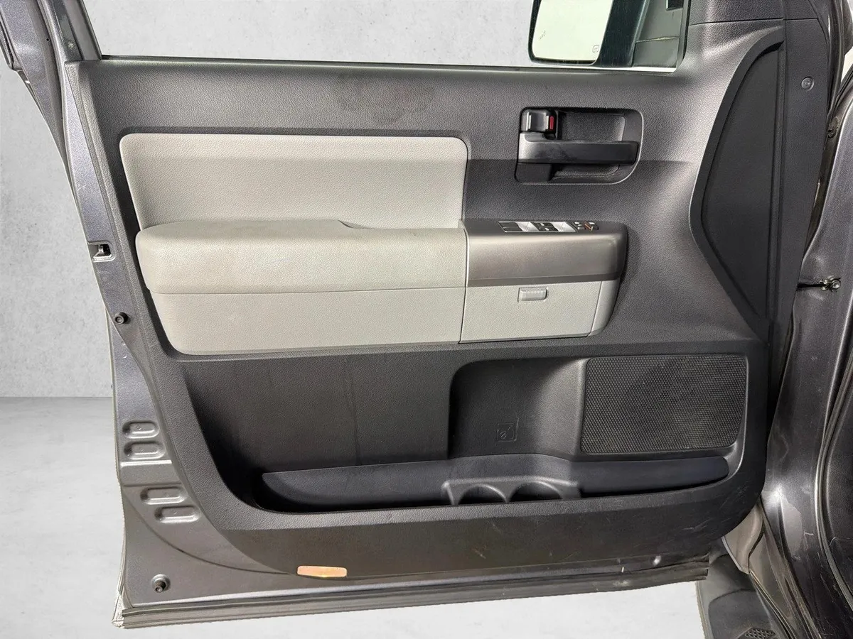 2019 Toyota Sequoia SR5 thumbnail 12