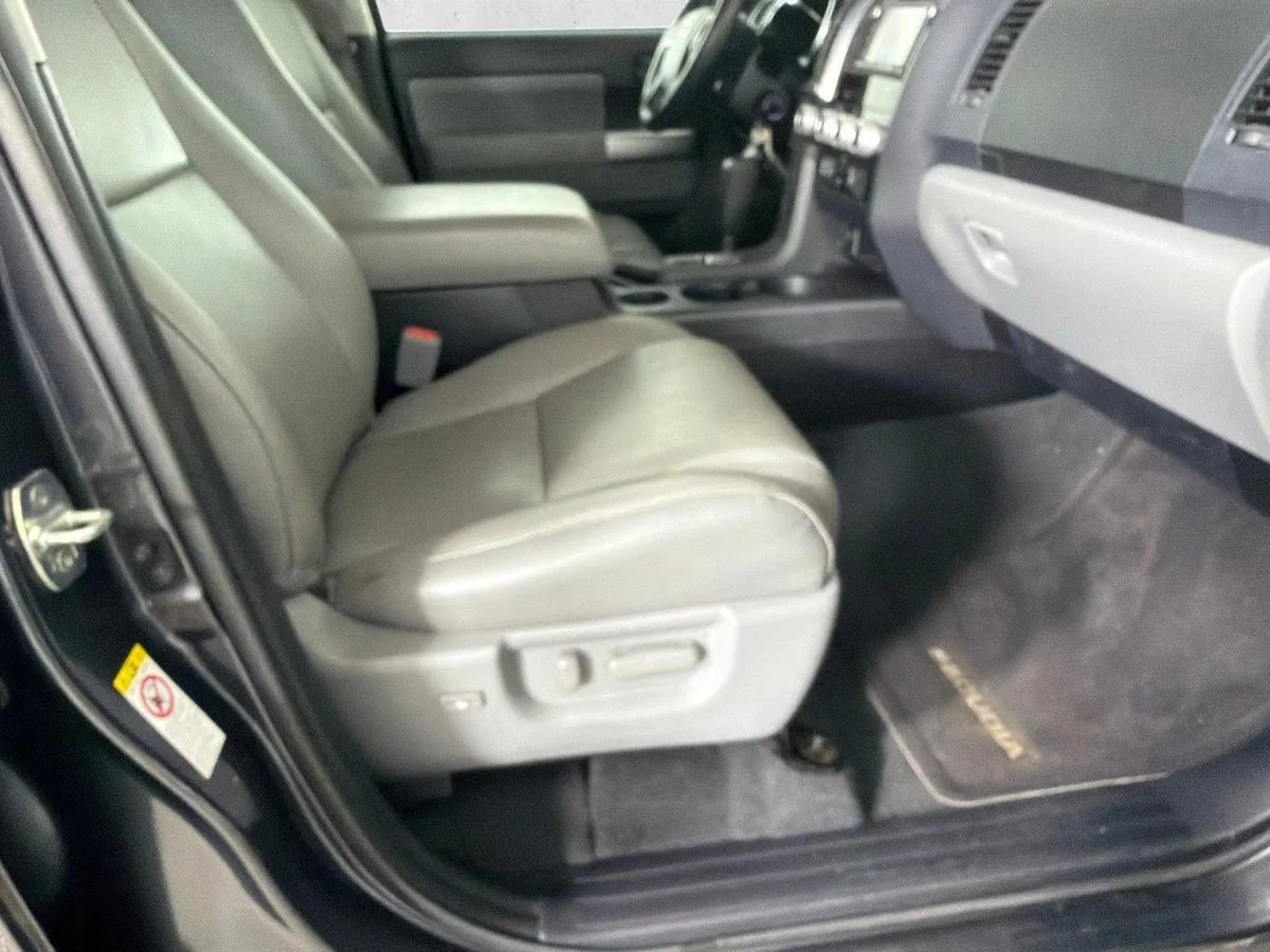 2019 Toyota Sequoia SR5 thumbnail 15