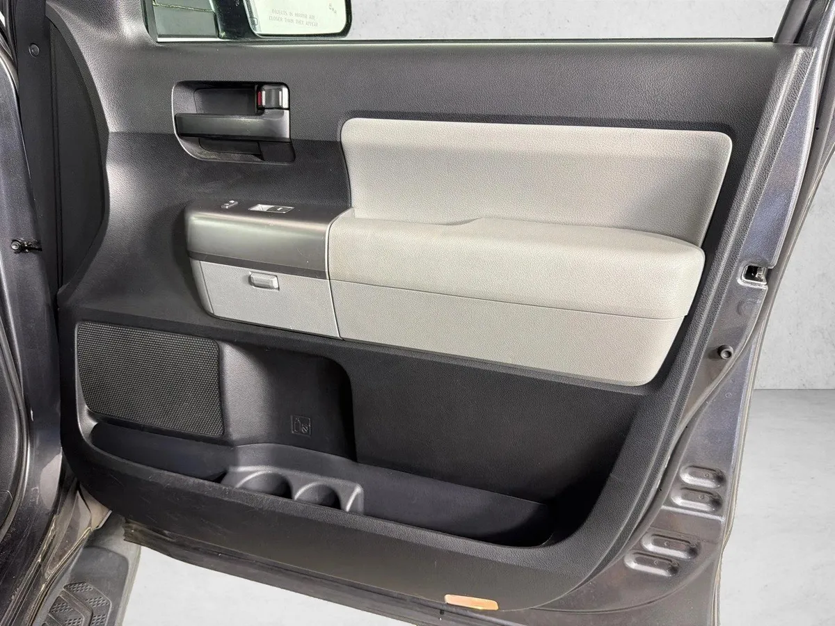 2019 Toyota Sequoia SR5 thumbnail 16