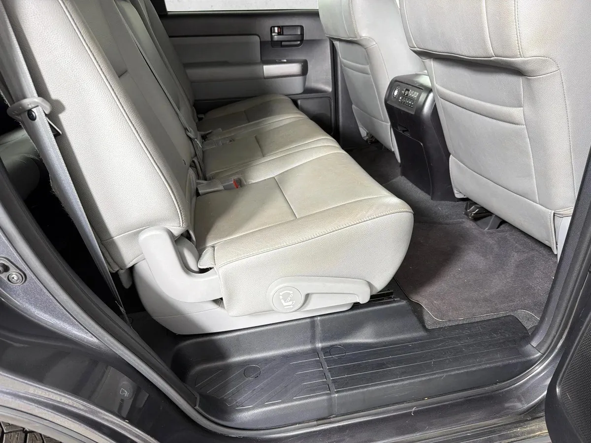 2019 Toyota Sequoia SR5 thumbnail 17