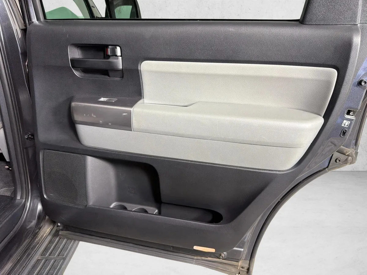 2019 Toyota Sequoia SR5 thumbnail 18