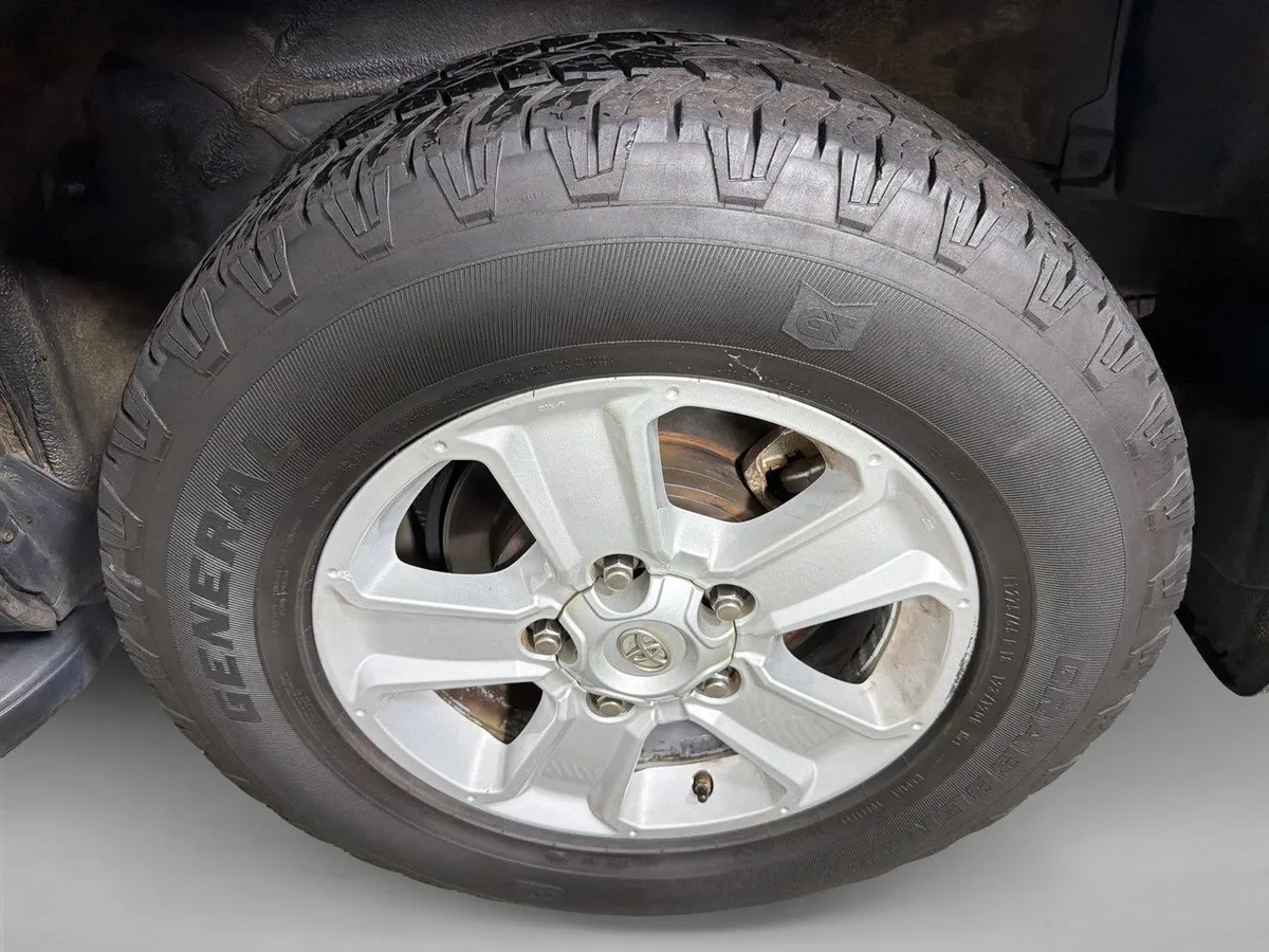 2019 Toyota Sequoia SR5 thumbnail 21