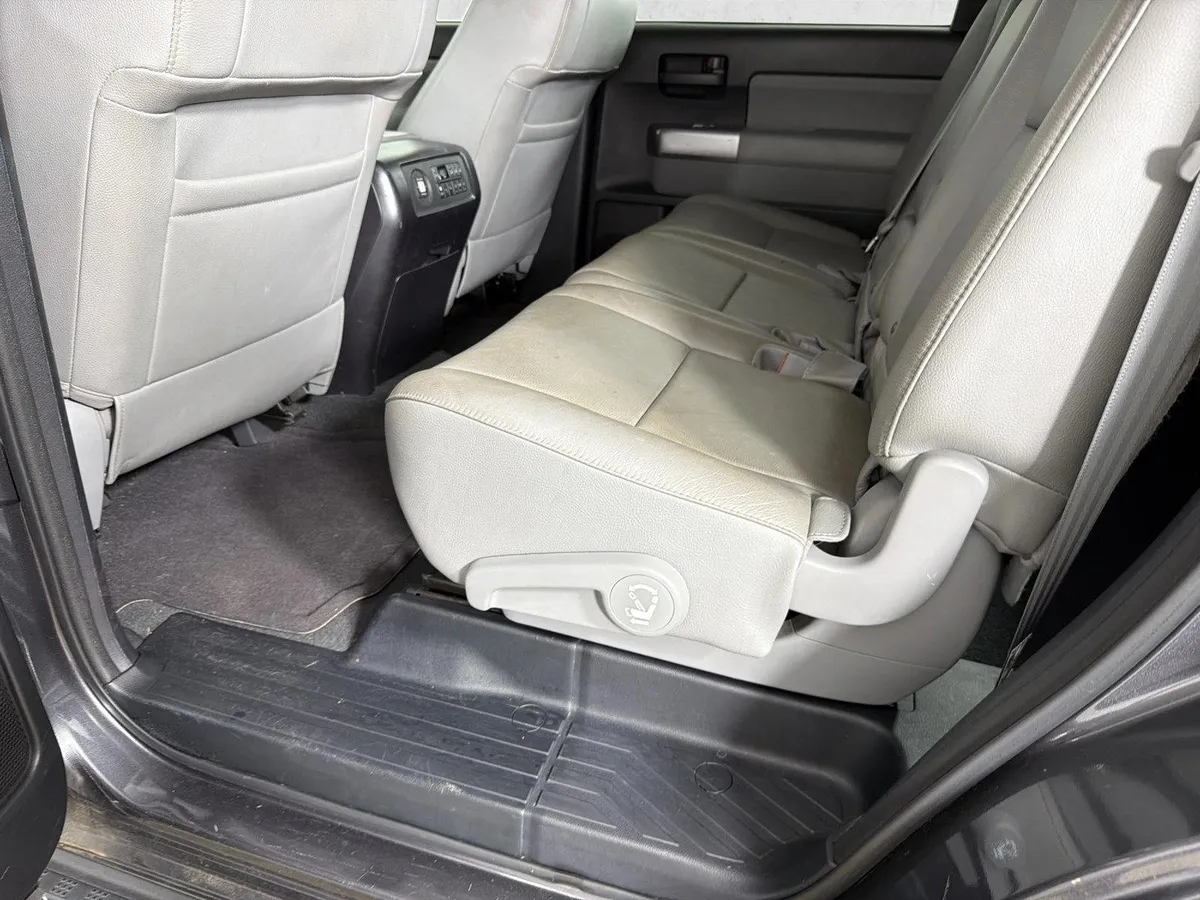 2019 Toyota Sequoia SR5 thumbnail 22