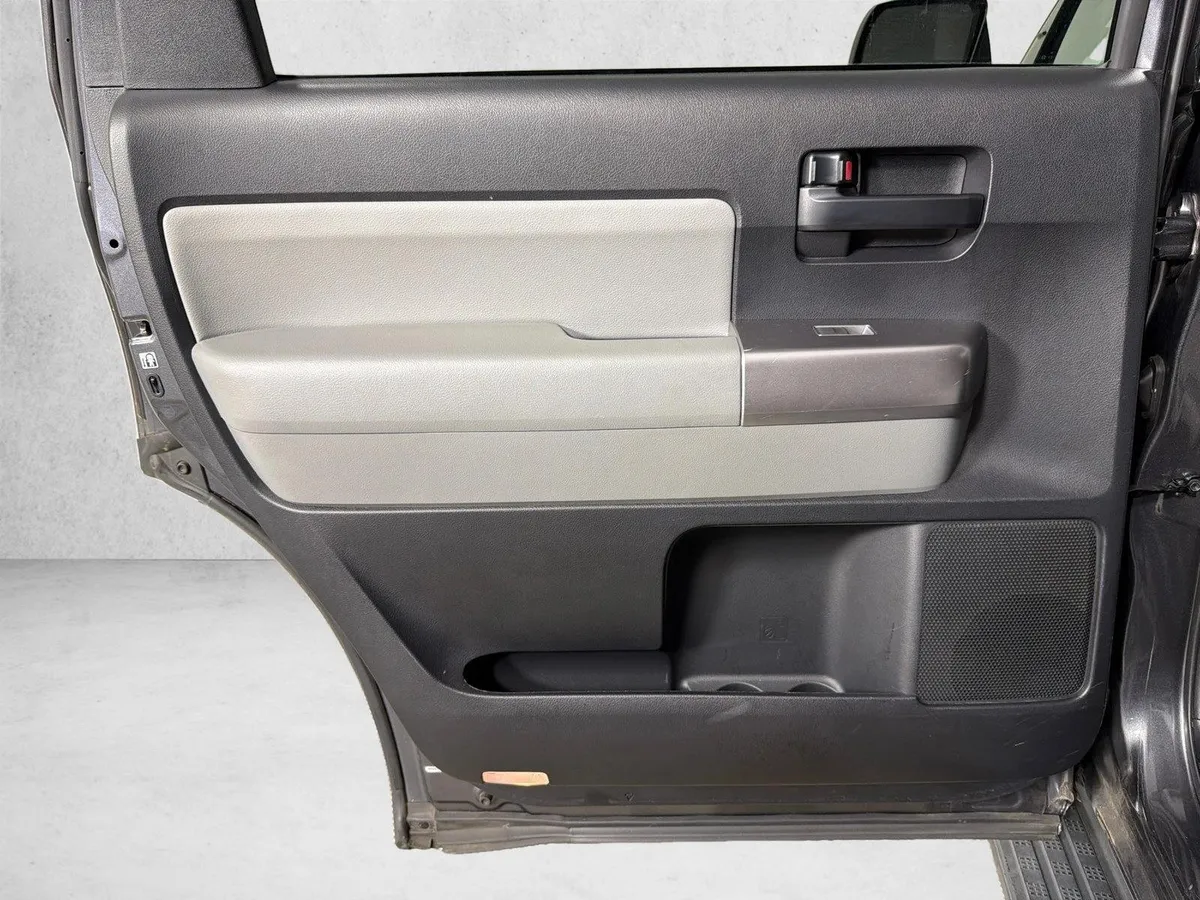 2019 Toyota Sequoia SR5 thumbnail 23
