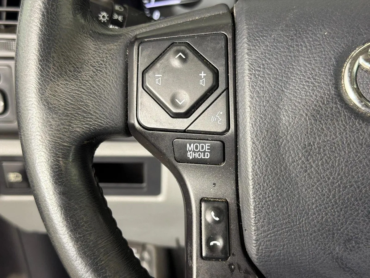 2019 Toyota Sequoia SR5 thumbnail 26