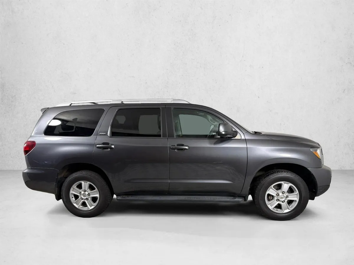 2019 Toyota Sequoia SR5 thumbnail 4