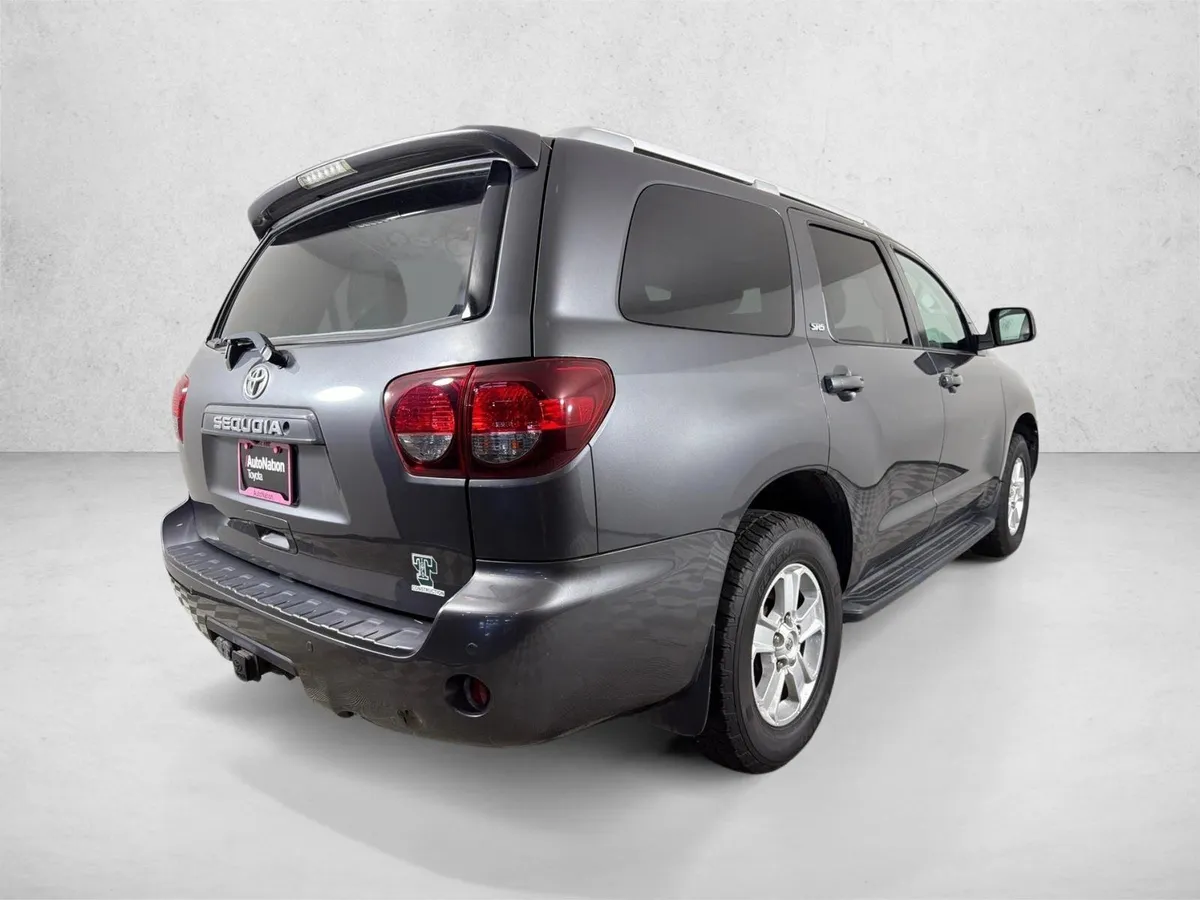 2019 Toyota Sequoia SR5 thumbnail 5