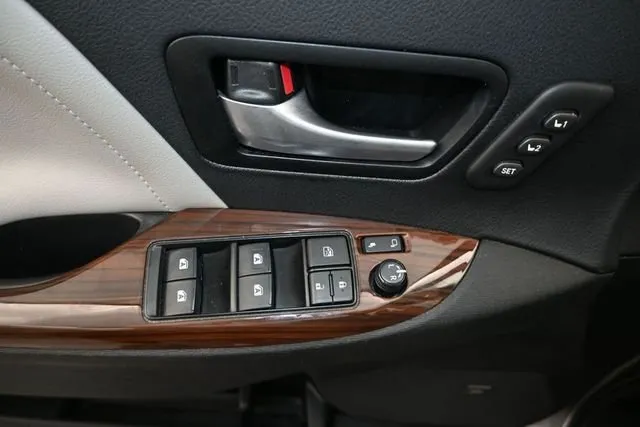 2019 Toyota Sienna Limited thumbnail 13
