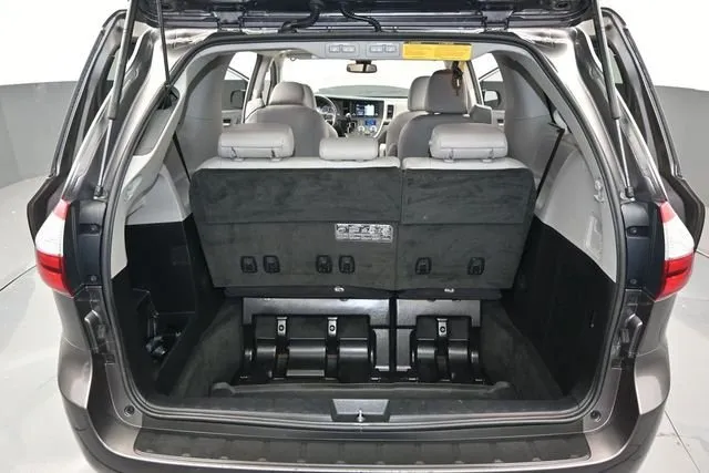 2019 Toyota Sienna Limited thumbnail 16