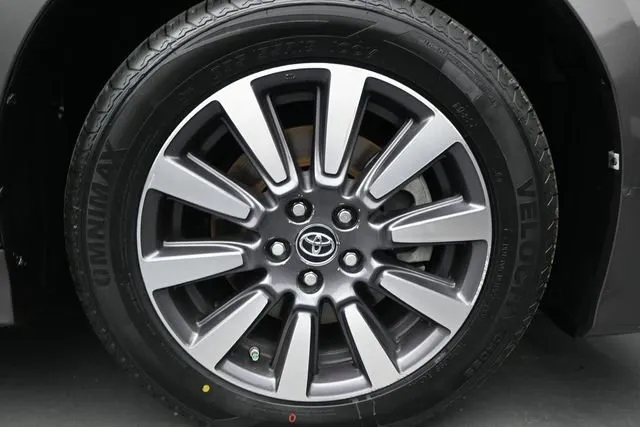 2019 Toyota Sienna Limited thumbnail 19