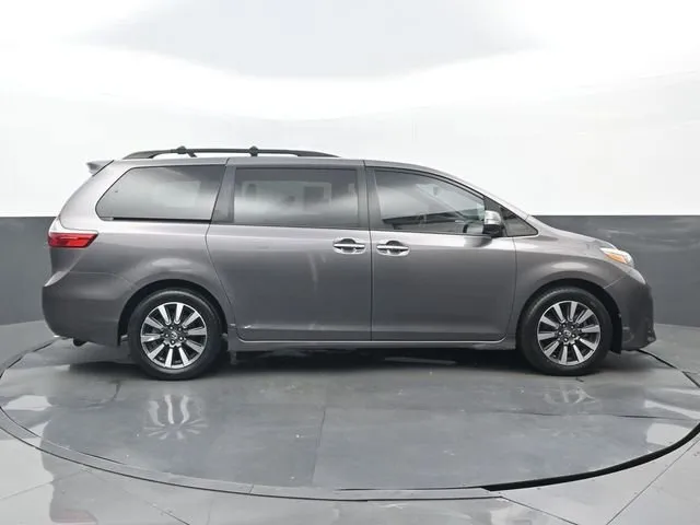 2019 Toyota Sienna Limited thumbnail 2
