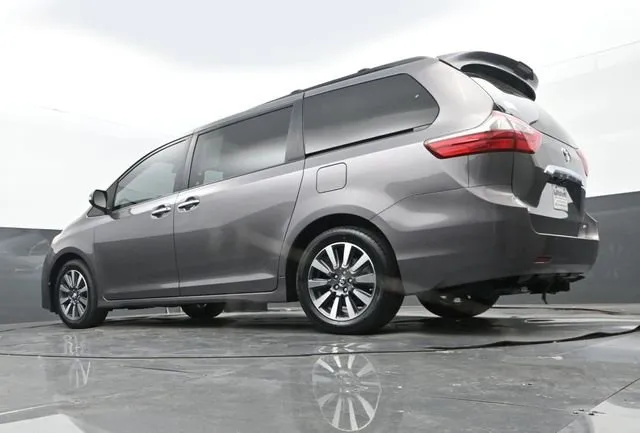 2019 Toyota Sienna Limited thumbnail 26