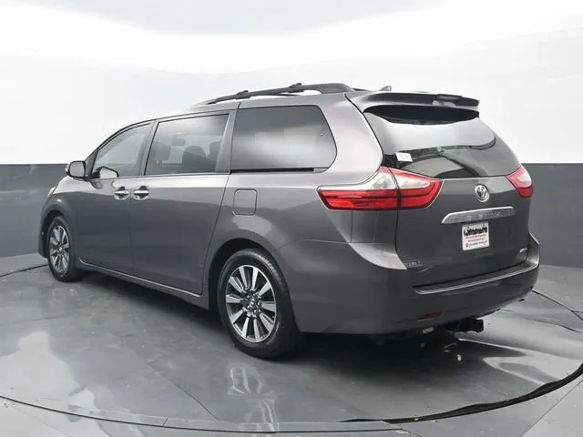 2019 Toyota Sienna Limited thumbnail 3