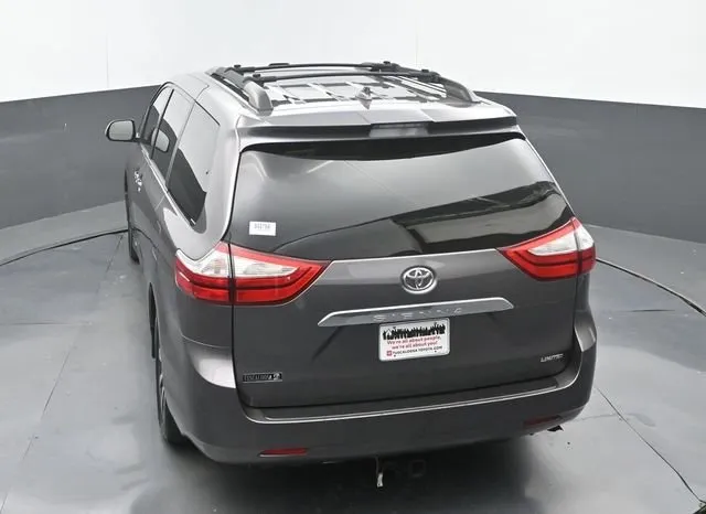 2019 Toyota Sienna Limited thumbnail 31