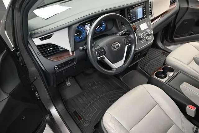 2019 Toyota Sienna Limited thumbnail 6