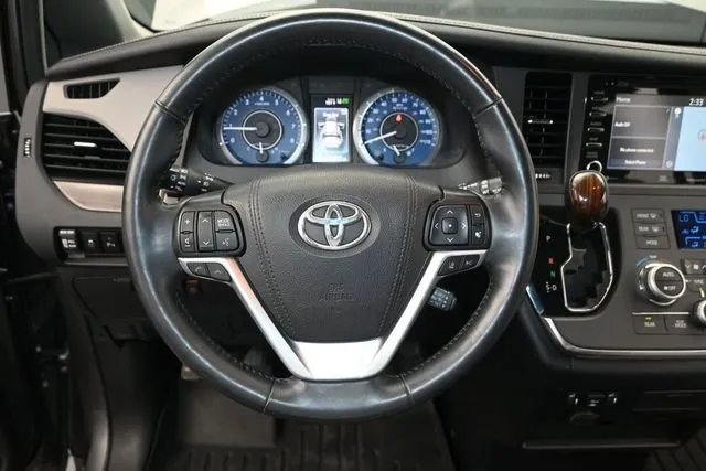 2019 Toyota Sienna Limited thumbnail 7