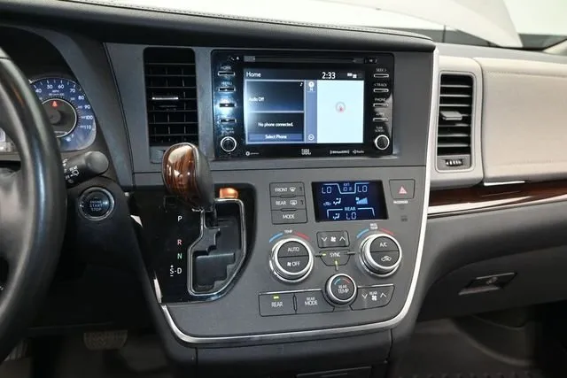2019 Toyota Sienna Limited thumbnail 9