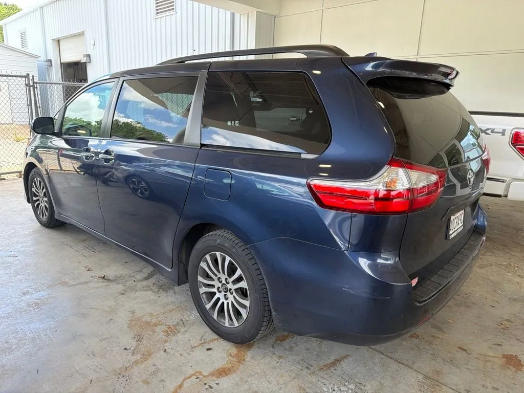 2019 Toyota Sienna XLE Premium thumbnail 2