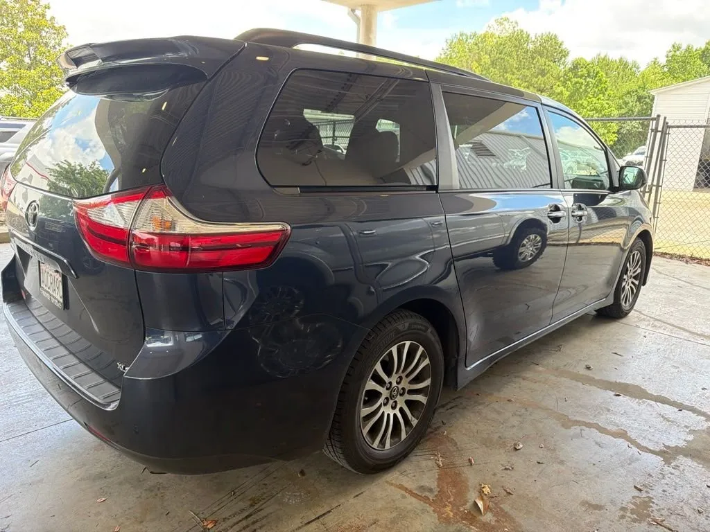 2019 Toyota Sienna XLE Premium thumbnail 3