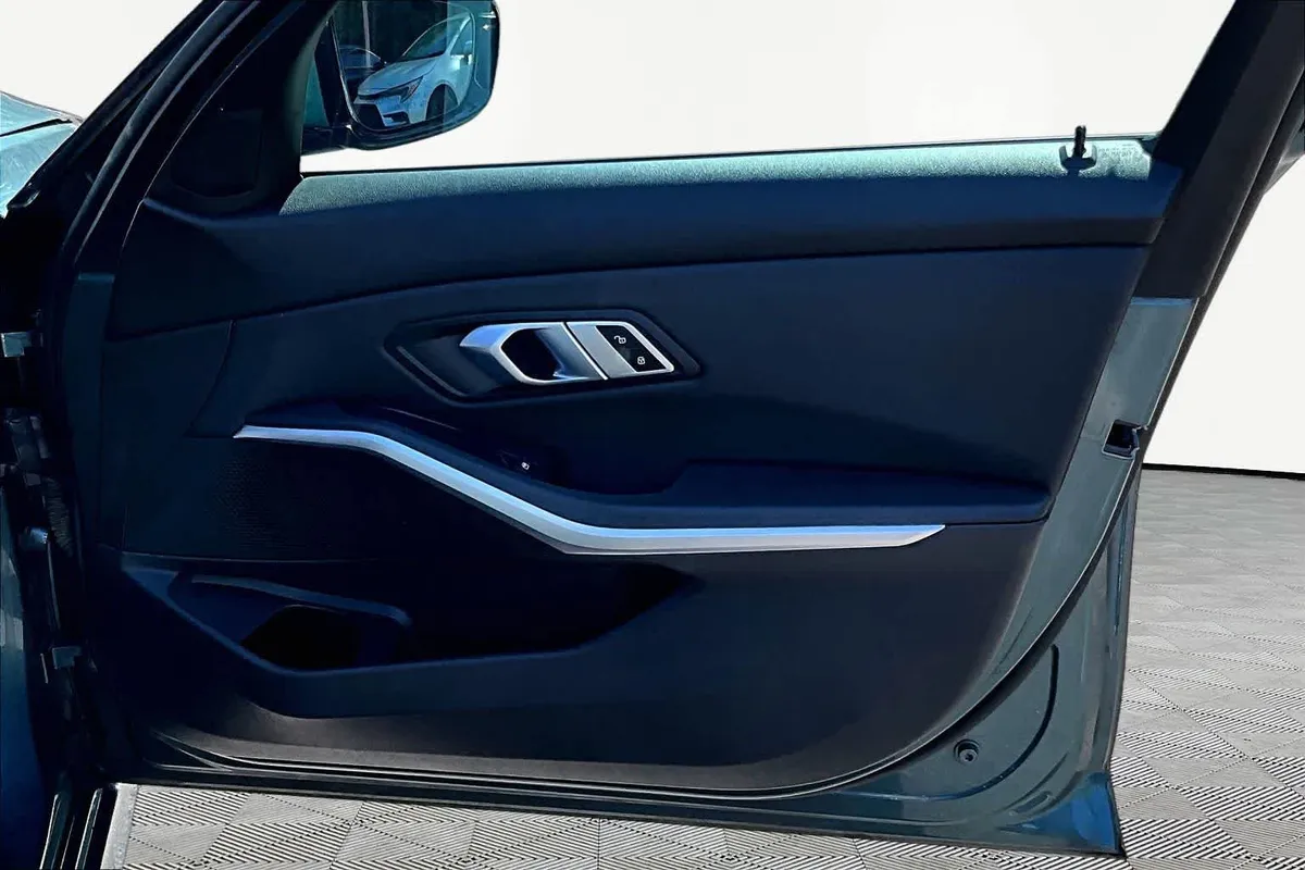 2020 BMW 330i 330i thumbnail 23