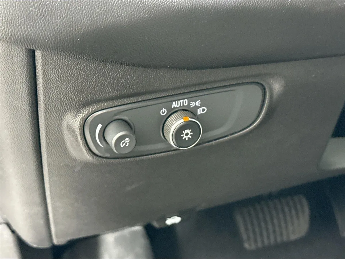 2020 Chevrolet Equinox LS thumbnail 14