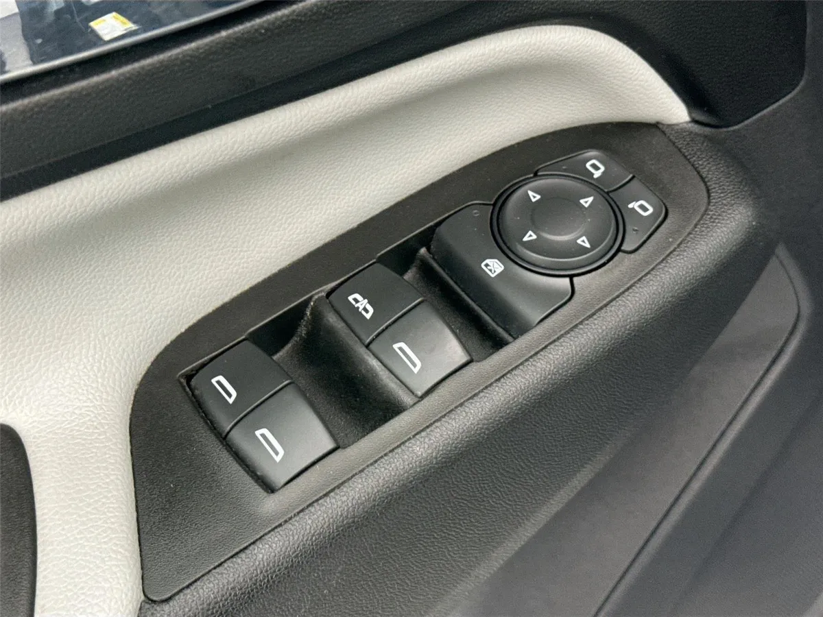 2020 Chevrolet Equinox LS thumbnail 26