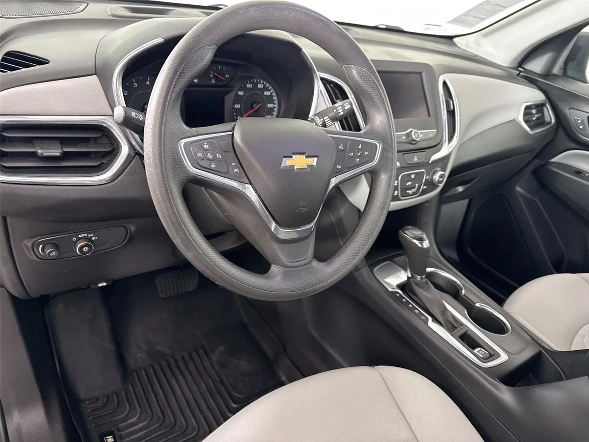 2020 Chevrolet Equinox LS thumbnail 4