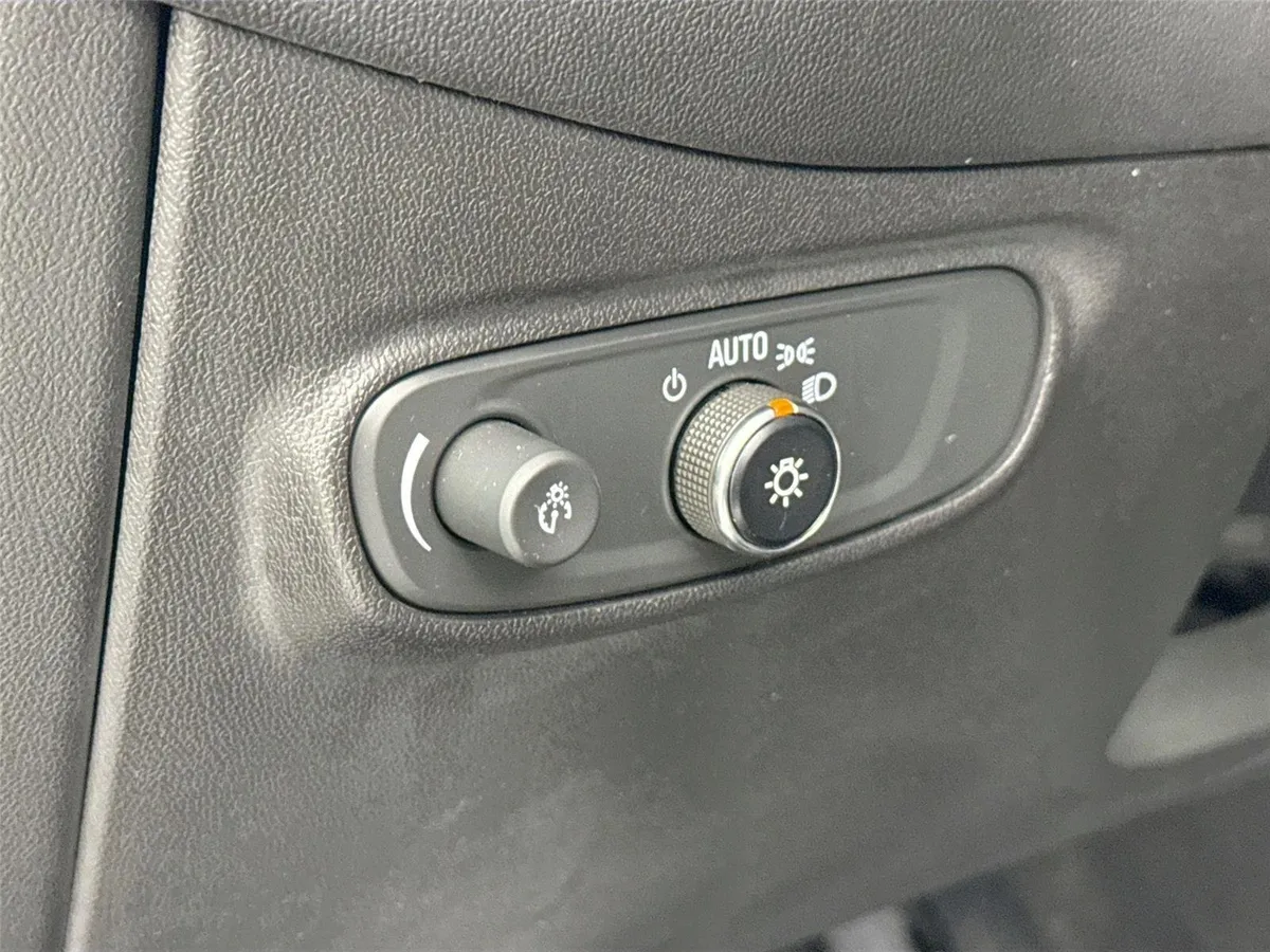 2020 Chevrolet Equinox LT thumbnail 14