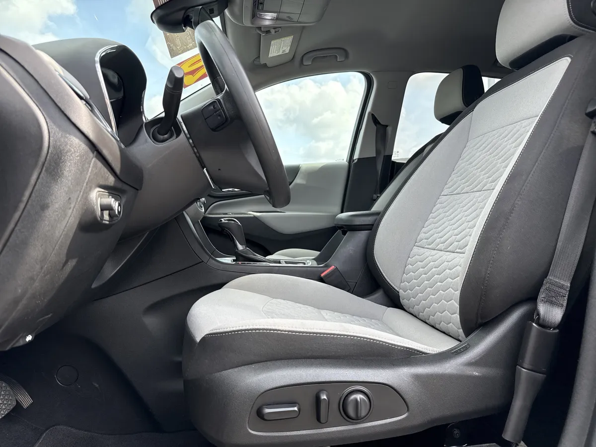 2020 Chevrolet Equinox LT thumbnail 15