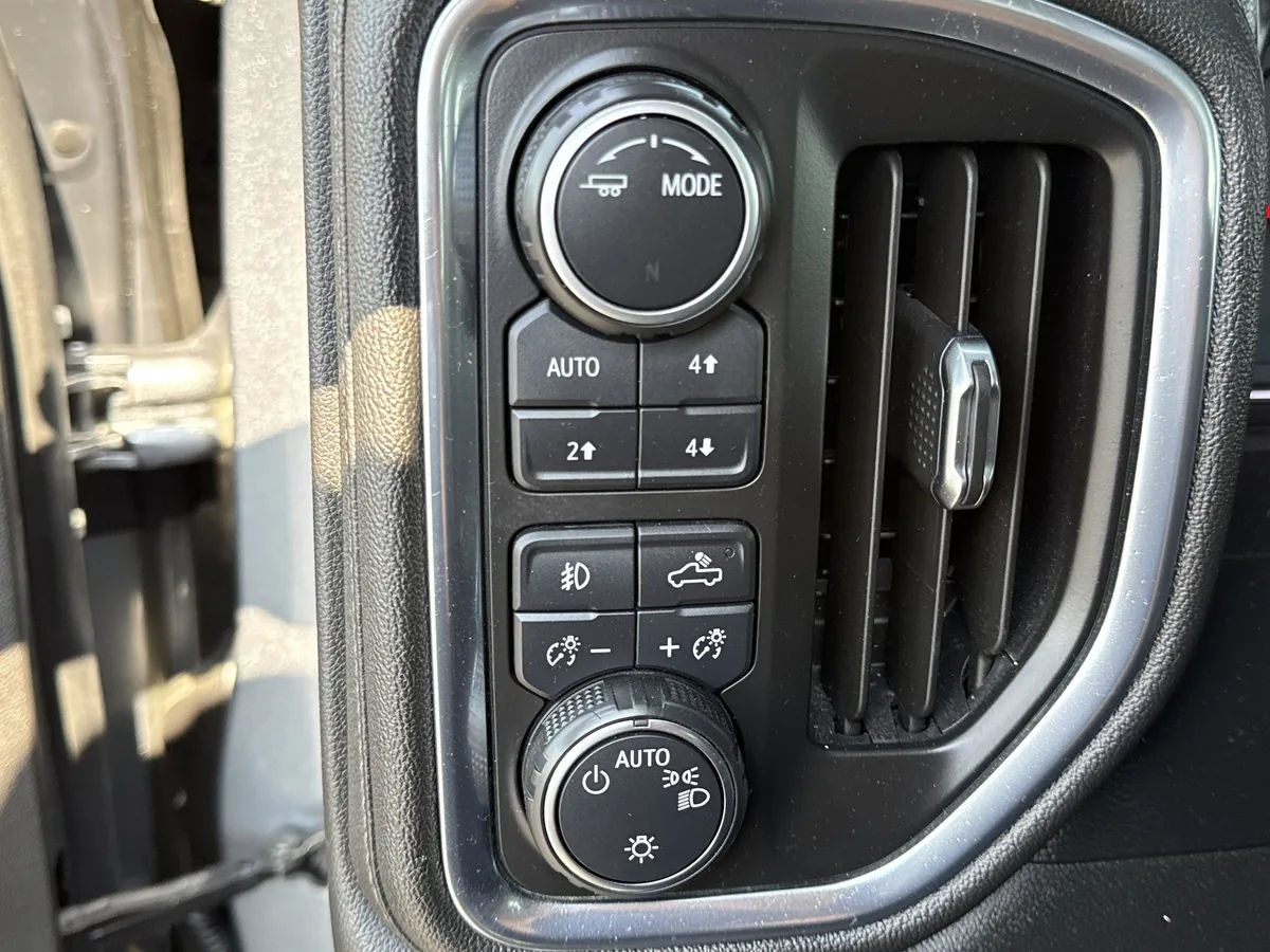 2020 Chevrolet Silverado 1500 RST thumbnail 16