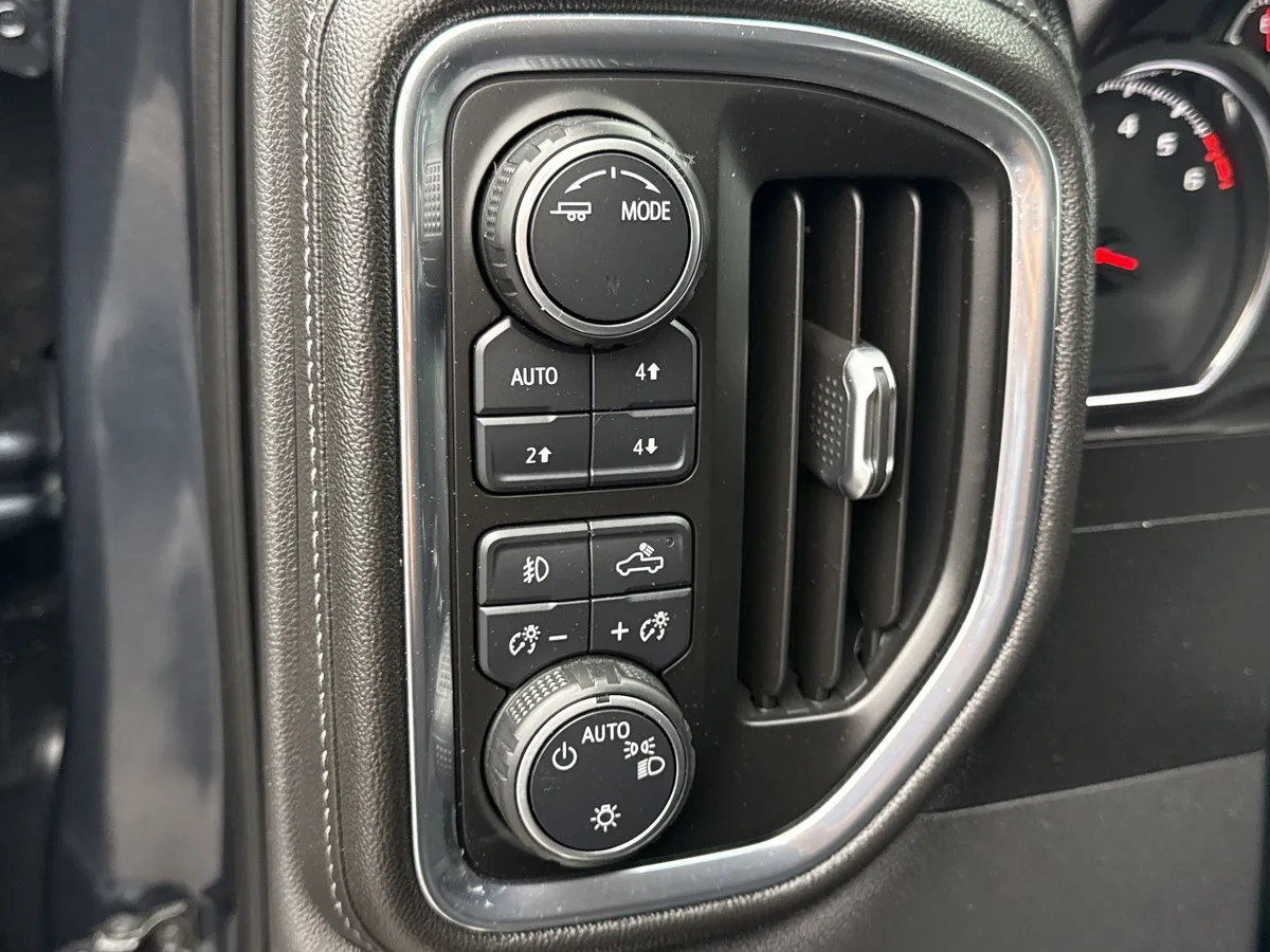 2020 Chevrolet Silverado 1500 RST thumbnail 15