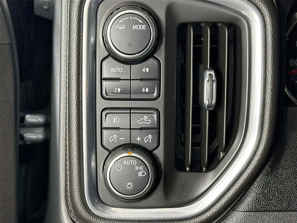 2020 Chevrolet Silverado 1500 RST thumbnail 14