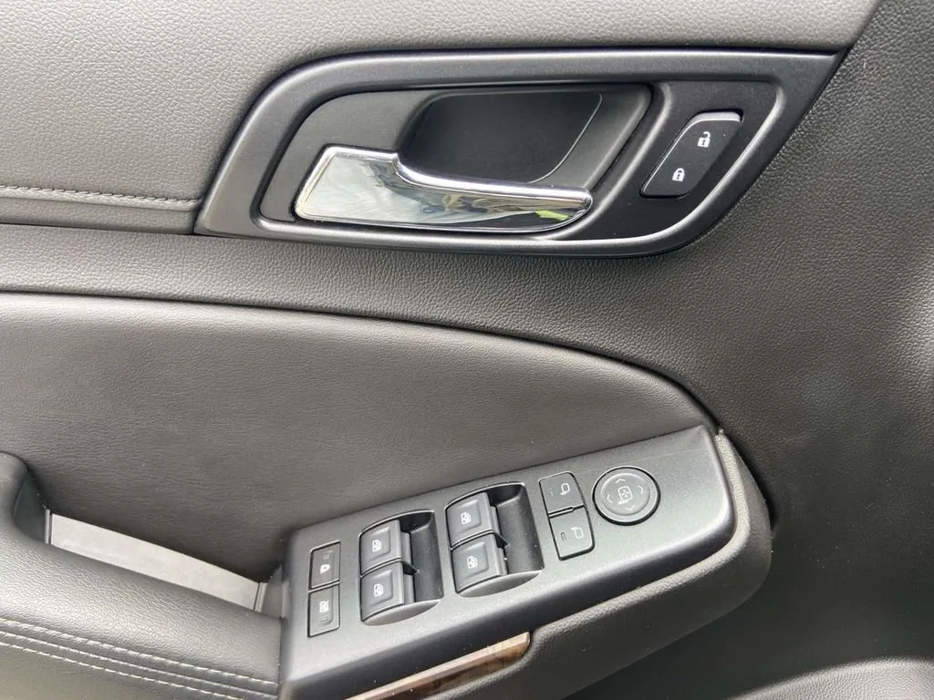 2020 Chevrolet Suburban LT thumbnail 16