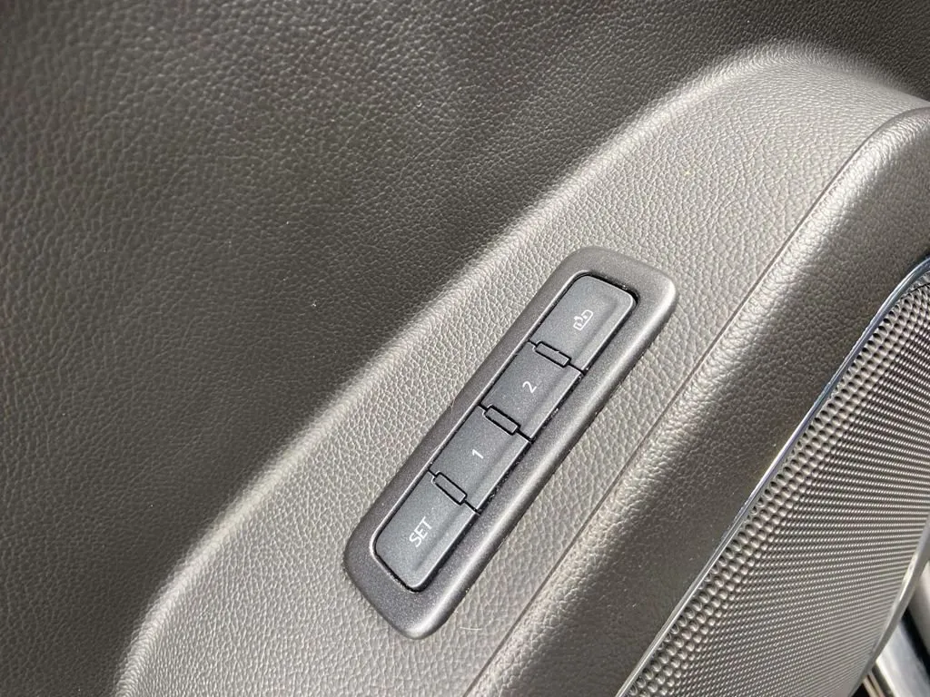 2020 Chevrolet Suburban LT thumbnail 18