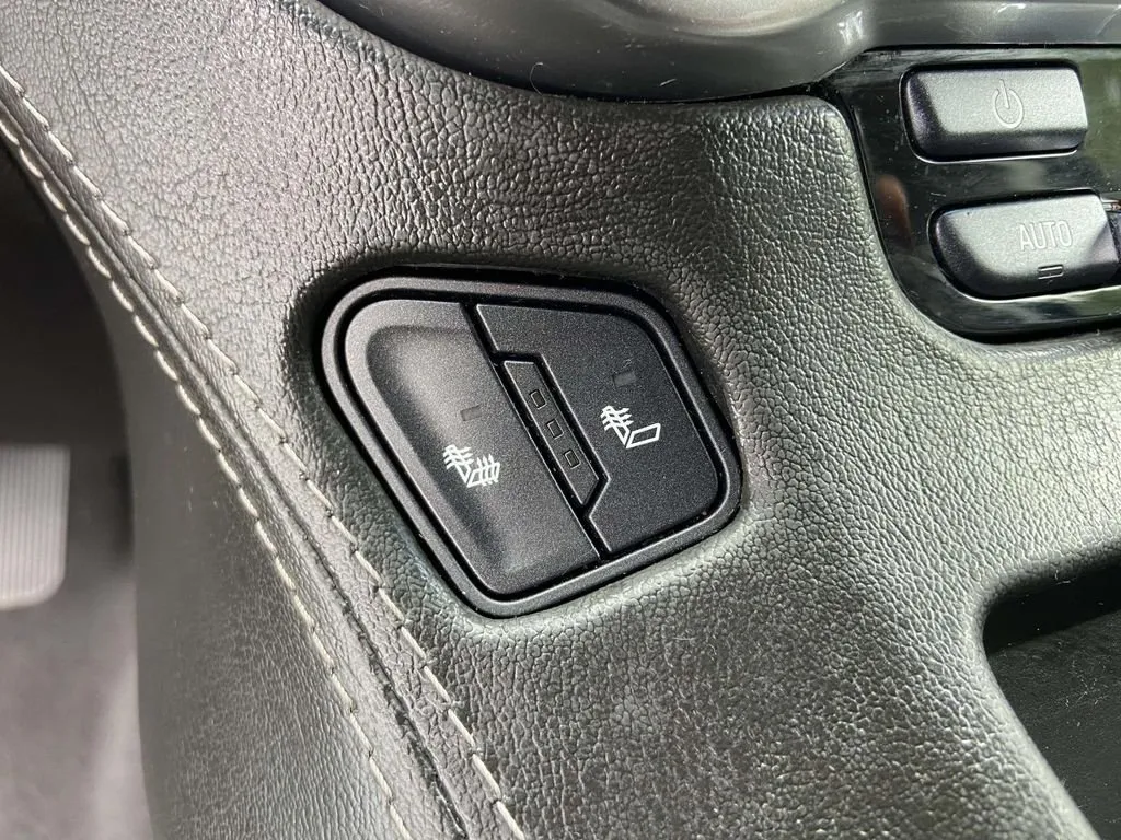 2020 Chevrolet Suburban LT thumbnail 32