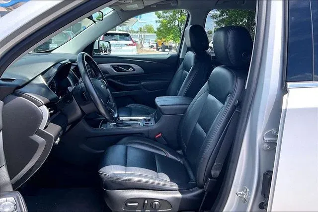 2020 Chevrolet Traverse LT thumbnail 18