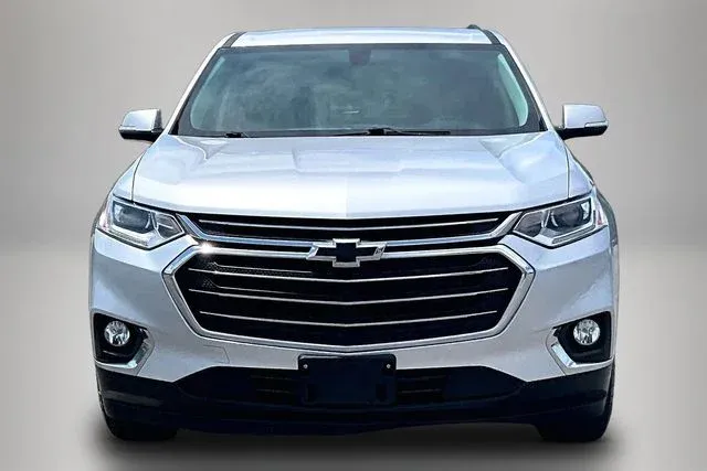 2020 Chevrolet Traverse LT thumbnail 3