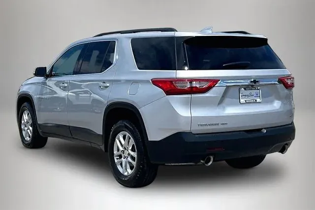 2020 Chevrolet Traverse LT thumbnail 4