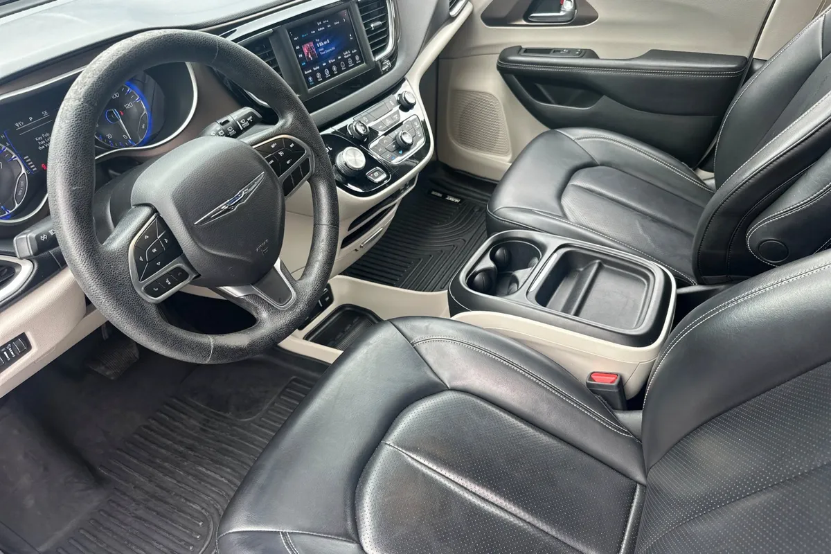 2020 Chrysler Voyager LXI thumbnail 10