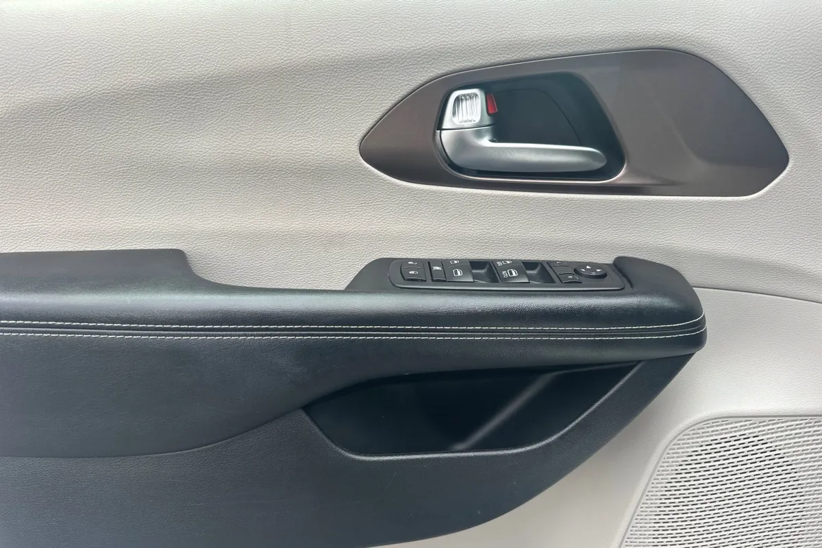 2020 Chrysler Voyager LXI thumbnail 11