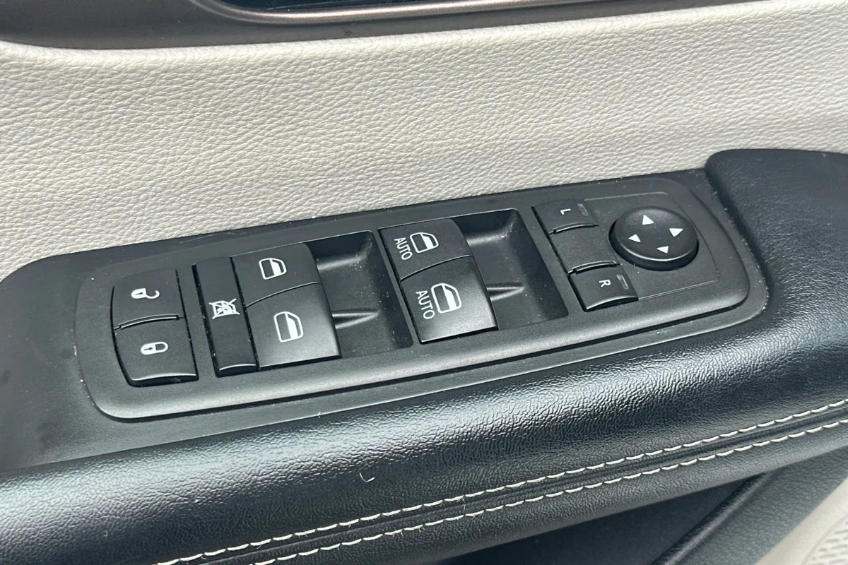 2020 Chrysler Voyager LXI thumbnail 12