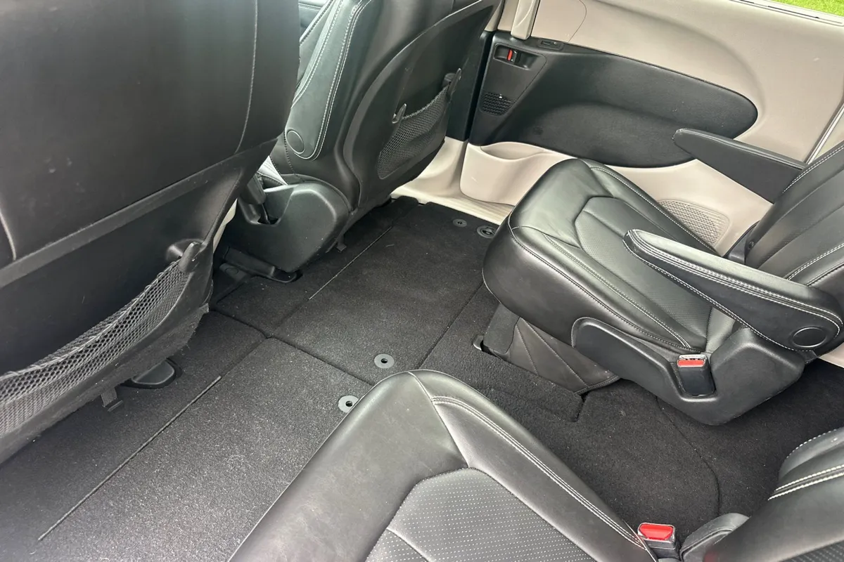 2020 Chrysler Voyager LXI thumbnail 14