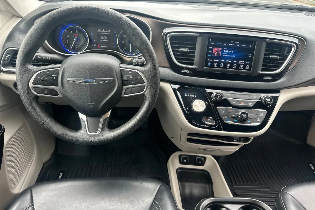 2020 Chrysler Voyager LXI thumbnail 16