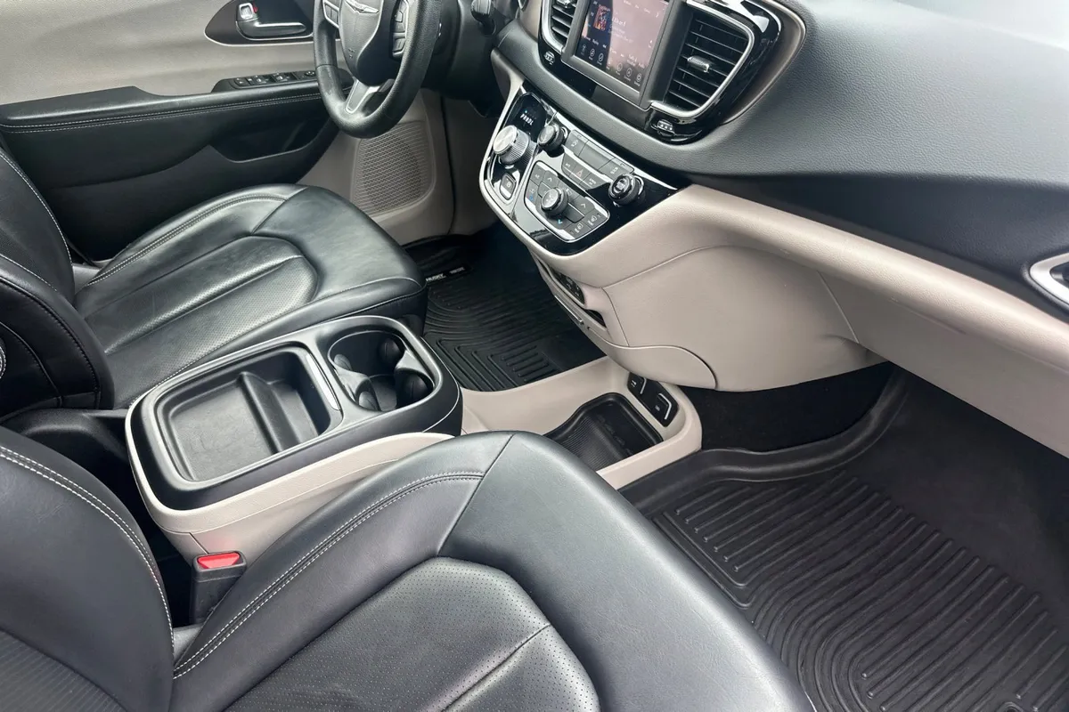 2020 Chrysler Voyager LXI thumbnail 18
